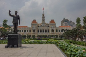 Rathaus mit Ho Chi Minh Statue  